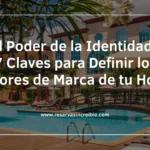 Hotel resort con piscina y texto: '7 Claves para Definir los Valores de Marca de tu Hotel'. Identidad hotelera.